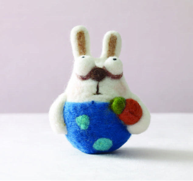 Free needle felting tutorial for making this adorable little DIY felted rabbit. 