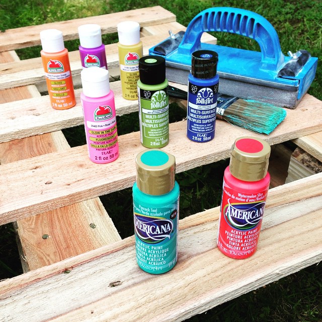 Create a fun upcycled rainbow pallet planter project with these simple instructions from Hello Creative Family. A great family weekend project.