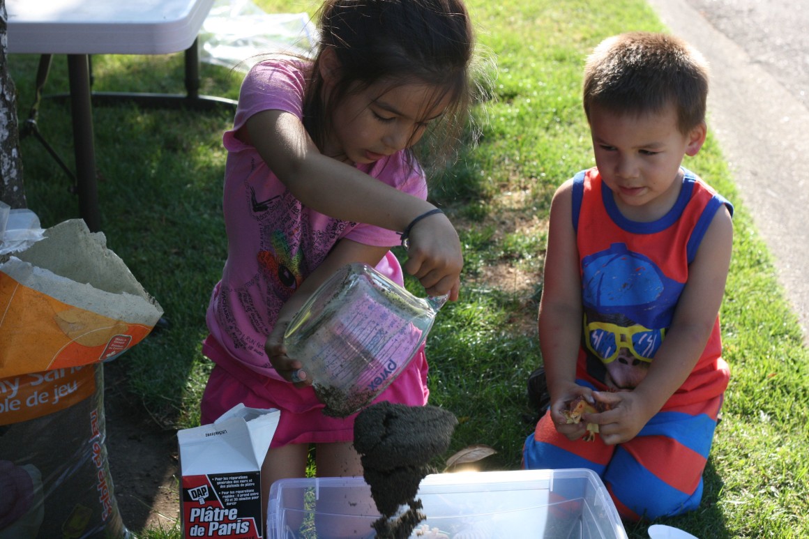Make your own dinosaur excavation sensory bin. Perfect for palaeontologists to be