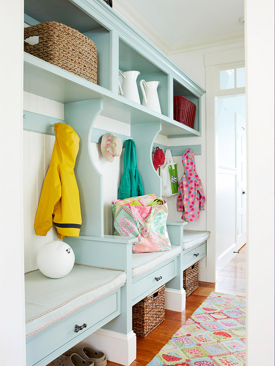 10 Organization Hacks Every Parent Needs to Know on HelloCreativeFamily.com - An Organized Mudroom