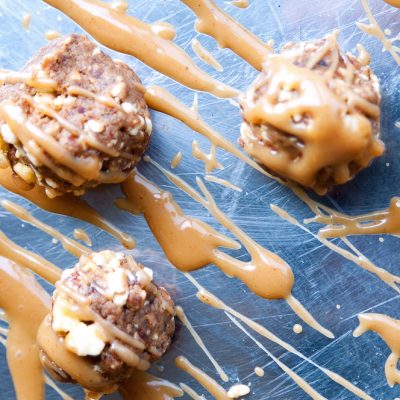 Nut free and sugar free, these 4 ingredient bliss balls are a healthy school lunch idea! Sweetened with dates and apples this nut free bliss ball recipe tastes like dessert but is guilt free! Perfect for those living a clean eating diet lifestyle!