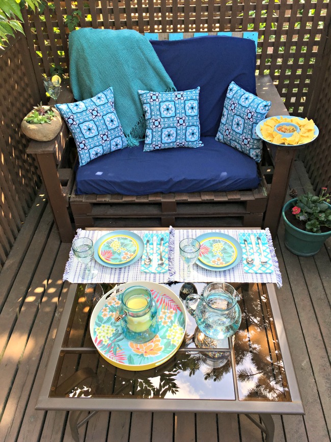 Want to create an outdoor space the entire family will love? Check out these 5 tips for creating a family friendly outdoor space from Hello Creative Family.