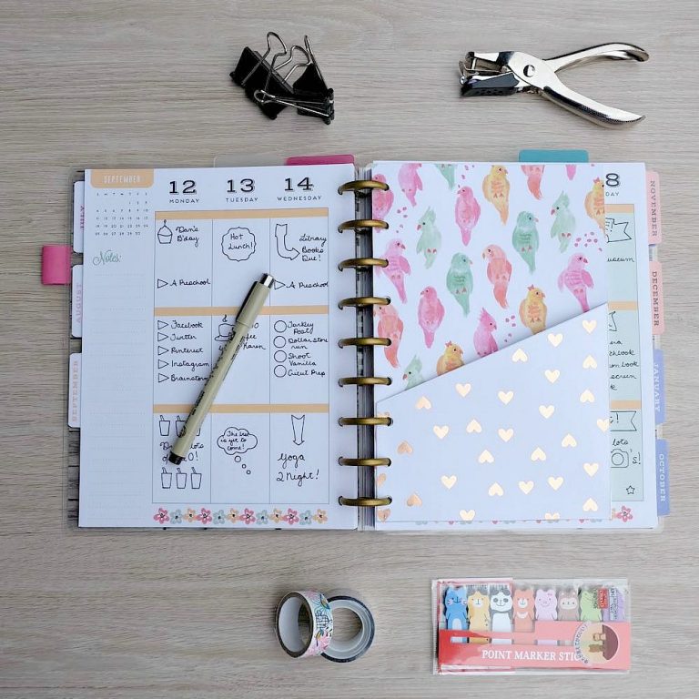 Making accessories for you planner is easy and fun! Learn how to make DIY Planner Folder Pockets that are perfect for Happy Planners & other popular planners.