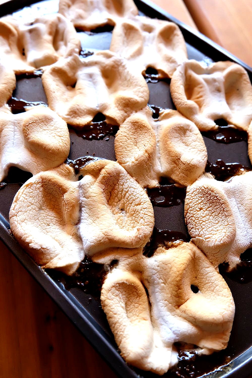 Oooey Gooey @KraftJetPuffed Marshmallows caramelize over creamy melted @HersheyCompany Milk Chocolate and golden @HoneyMaidSnacks in this delicious #sponsored dessert that can be made at your BBQ! Perfect for summertime entertaining this oooey gooey s&rsquo;mores bites recipe brings the flavors of camping right to your barbeque! This is a dessert that the entire family will love! ShareSmore