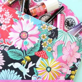 This 20 Minute Makeup Bag Sewing Tutorial is the perfect sewing project for teens, tweens, beginners or anyone learning to sew. Quick and easy, it makes an ideal handmade gift idea perfect for Mother's Day, Christmas, Teacher Appreciation or bridal party gifts!