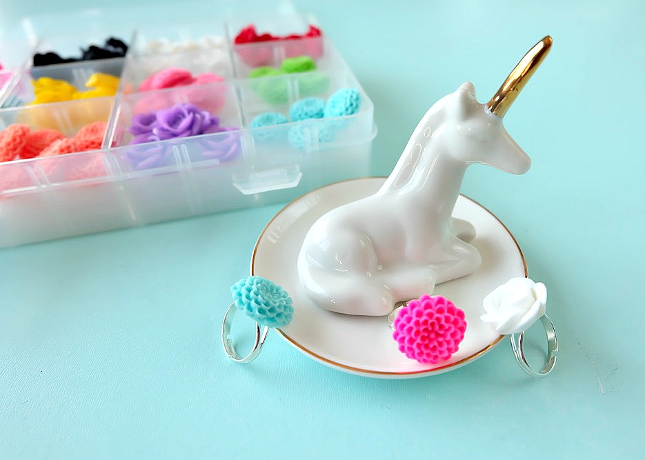5 minutes is all it takes to make a beautiful DIY flower ring using floral cabochons! Bright & colorful these rings make a fun and easy handmade gift or party favor! Perfect for birthday parties, wedding showers, teacher gifts and friends who love to garden!