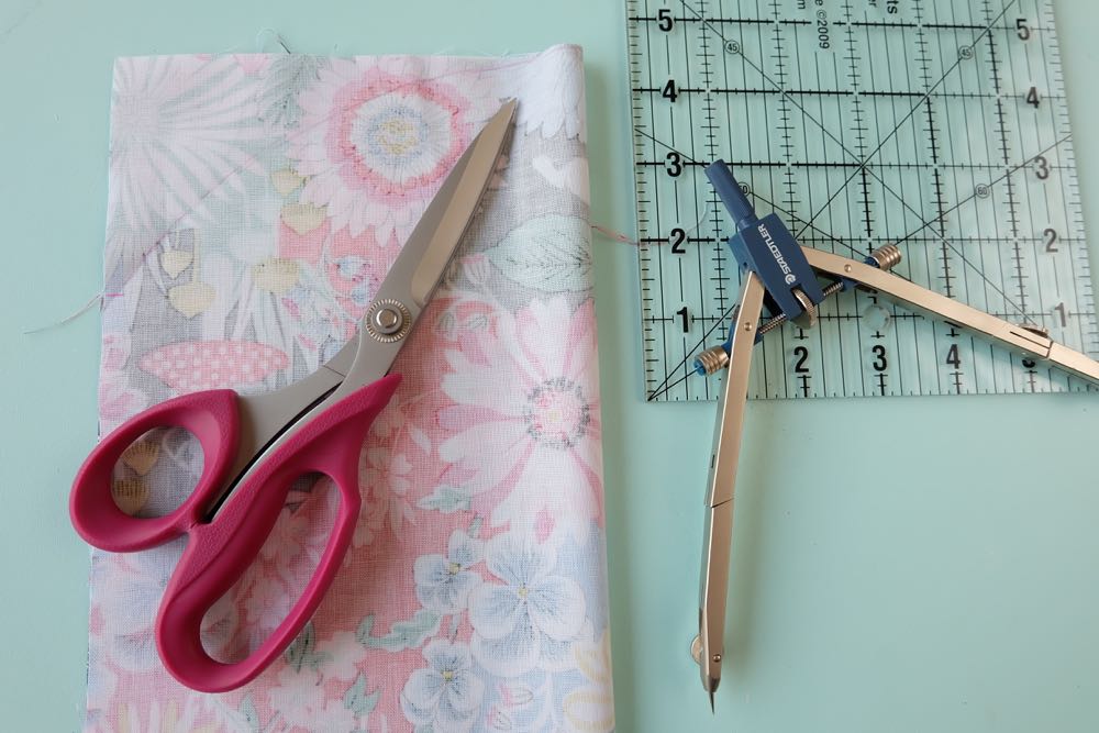 This 20 Minute Makeup Bag Sewing Tutorial is the perfect sewing project for teens, tweens, beginners or anyone learning to sew. Quick and easy, it makes an ideal handmade gift idea perfect for Mother's Day, Christmas, Teacher Appreciation or bridal party gifts! 