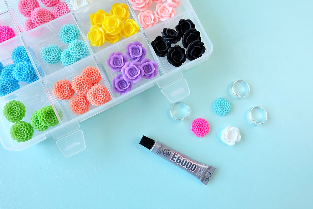 5 minutes is all it takes to make a beautiful DIY flower ring using floral cabochons! Bright & colorful these rings make a fun and easy handmade gift or party favor! Perfect for birthday parties, wedding showers, teacher gifts and friends who love to garden! 