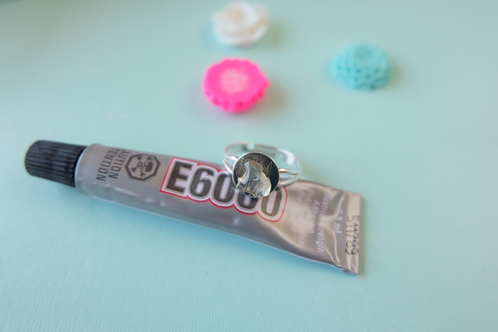 5 minutes is all it takes to make a beautiful DIY flower ring using floral cabochons! Bright & colorful these rings make a fun and easy handmade gift or party favor! Perfect for birthday parties, wedding showers, teacher gifts and friends who love to garden!