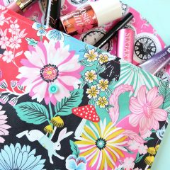 This 20 Minute Makeup Bag Sewing Tutorial is the perfect sewing project for teens, tweens, beginners or anyone learning to sew. Quick and easy, it makes an ideal handmade gift idea perfect for Mother's Day, Christmas, Teacher Appreciation or bridal party gifts!