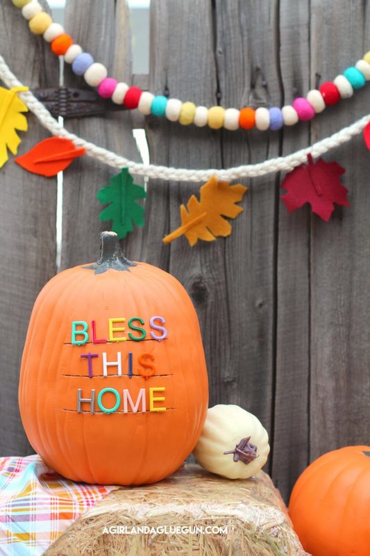 27+ Awesome Pumpkin Crafts, DIYs und Deko-Ideen - DIY Letterboard Pumpkin Project von einem Mädchen und einer Klebepistole