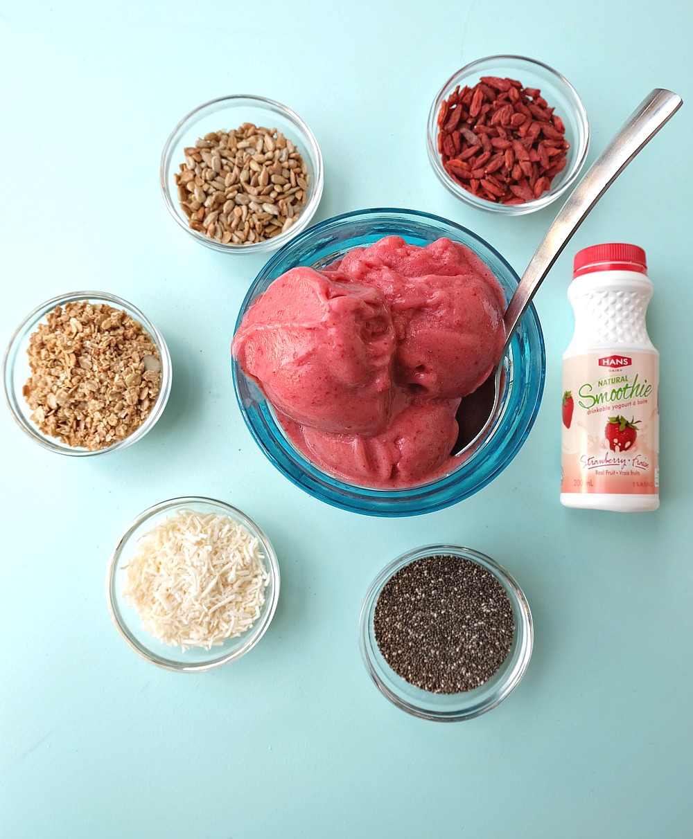 This healthy 2 ingredient no churn frozen yogurt recipe is seriously THE BEST! It takes less than 5 minutes to make and kids love it! Pair it with delicious toppings for a frozen yogurt breakfast parfait smoothie bowl! Quick, easy. healthy and perfect for busy school mornings! 