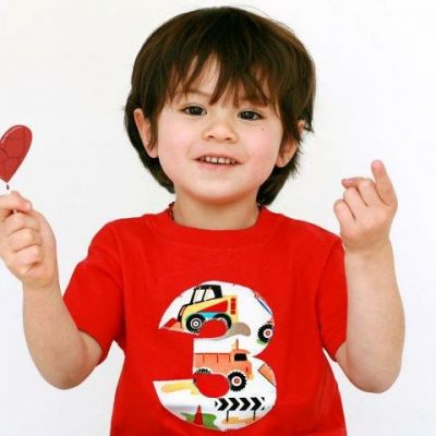 Learn how to make a appliqued letter or number birthday shirt with this simple tutorial! This is the perfect 15 minute sewing project for beginners. Perfect for kids birthday parties or for an adorable DIY graphic tshirt for everyday wear.