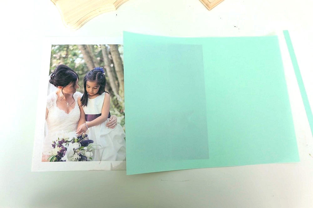 There are lots of photo to wood transfer projects out there, but a lot of them are challenging to do and take a long time. We've found the secret! Here is the Easiest Way To Transfer Photos To Wood In Minutes! It will give you perfect results every time! An easy handmade gift that is gorgeous, takes 15 minutes to make and is easy? Winning! The perfect gift idea for moms, dads, grandmas, grandpas, other family members and anyone who loves photography! #sponsored 