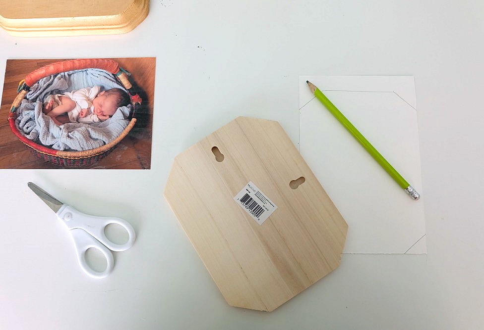 There are lots of photo to wood transfer projects out there, but a lot of them are challenging to do and take a long time. We've found the secret! Here is the Easiest Way To Transfer Photos To Wood In Minutes! It will give you perfect results every time! An easy handmade gift that is gorgeous, takes 15 minutes to make and is easy? Winning! The perfect gift idea for moms, dads, grandmas, grandpas, other family members and anyone who loves photography! #sponsored 