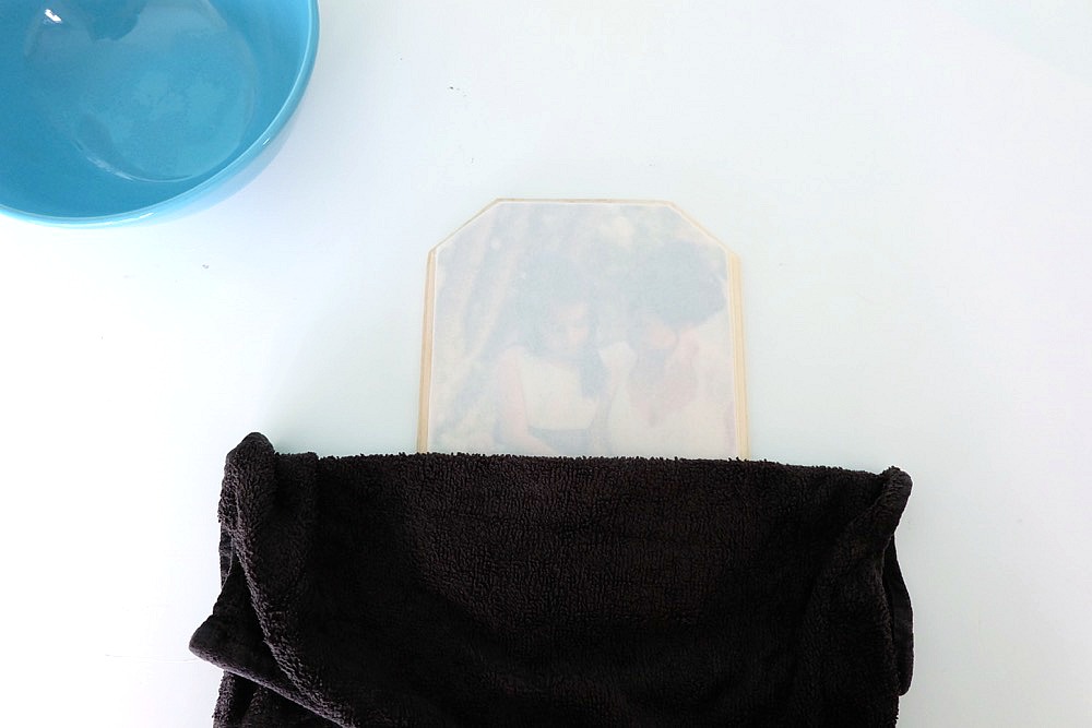 There are lots of photo to wood transfer projects out there, but a lot of them are challenging to do and take a long time. We've found the secret! Here is the Easiest Way To Transfer Photos To Wood In Minutes! It will give you perfect results every time! An easy handmade gift that is gorgeous, takes 15 minutes to make and is easy? Winning! The perfect gift idea for moms, dads, grandmas, grandpas, other family members and anyone who loves photography! #sponsored 
