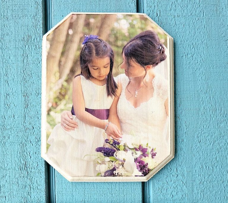 There are lots of photo to wood transfer projects out there, but a lot of them are challenging to do and take a long time. We've found the secret! Here is the Easiest Way To Transfer Photos To Wood In Minutes! It will give you perfect results every time! An easy handmade gift that is gorgeous, takes 15 minutes to make and is easy? Winning! The perfect gift idea for moms, dads, grandmas, grandpas, other family members and anyone who loves photography! #sponsored
