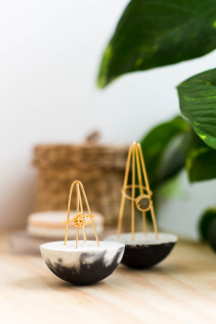 50 Easy Handmade Gift Ideas You'll Love: DIY Concrete Wire Ring Holders from Fall For DIY