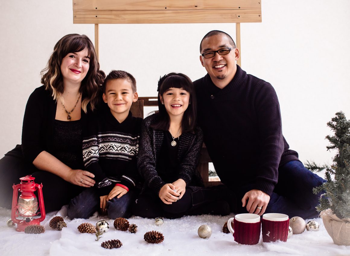 Drop the excuses! We want more moms to get in front of the camera! We're sharing 3 low cost or free ways to get fabulous family photos taken! Trust us! You'll love these family photo ideas! #photography #familyphotos #familyphotoideas