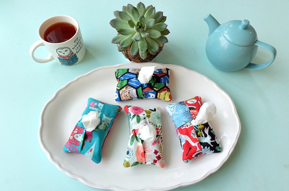 This free Cricut Maker Sewing Pattern makes the cutest travel kleenex holders that take 5 minutes to make! Perfect for stocking stuffers and teacher gifts and other small handmade gifts! The perfect use for fabric scrap. Great for a beginner sewing project! #CricutMade #cricutmaker #sewing #crafts
