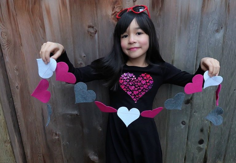 Easy 5 Minute DIY Heart Garland Tutorial- Cut Your Felt By Hand or With A Cricut Maker