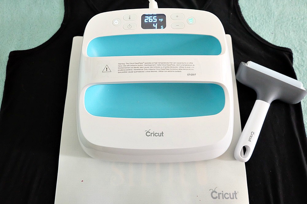 Having cute workout gear makes it even more fun to workout! Create this adorable DIY Workout Shirt that says "I do it for the #SweatySelfie" to keep you motivated at the gym! This post has a free cut file along with a step by step tutorial with photos for making this easy project using your Cricut! #CricutMade #Fitness #FitnessGear #Crafts #CricutProject