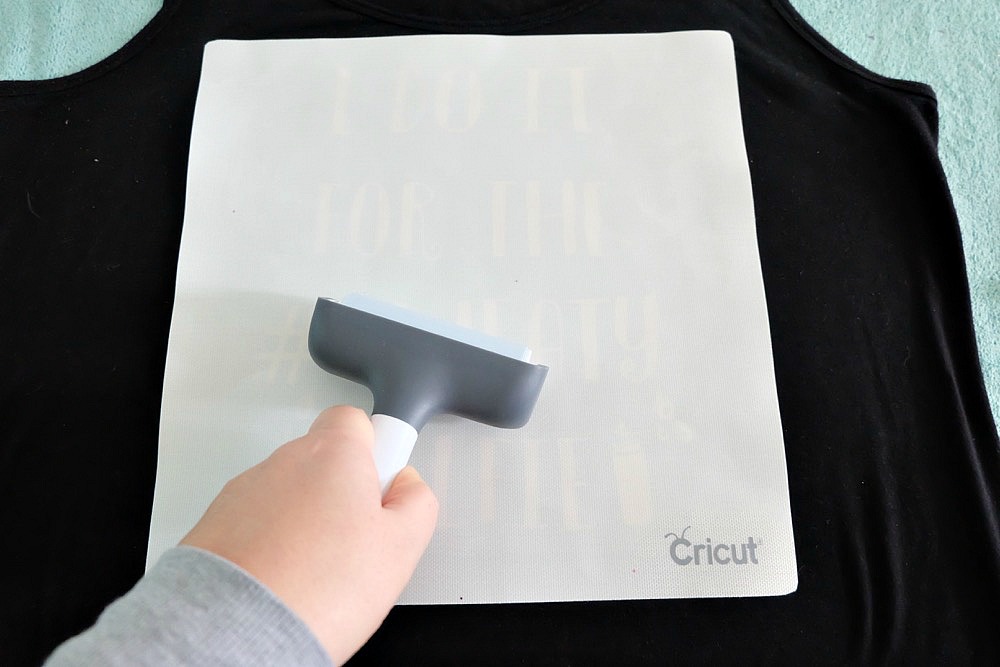 Having cute workout gear makes it even more fun to workout! Create this adorable DIY Workout Shirt that says "I do it for the #SweatySelfie" to keep you motivated at the gym! This post has a free cut file along with a step by step tutorial with photos for making this easy project using your Cricut! #CricutMade #Fitness #FitnessGear #Crafts #CricutProject