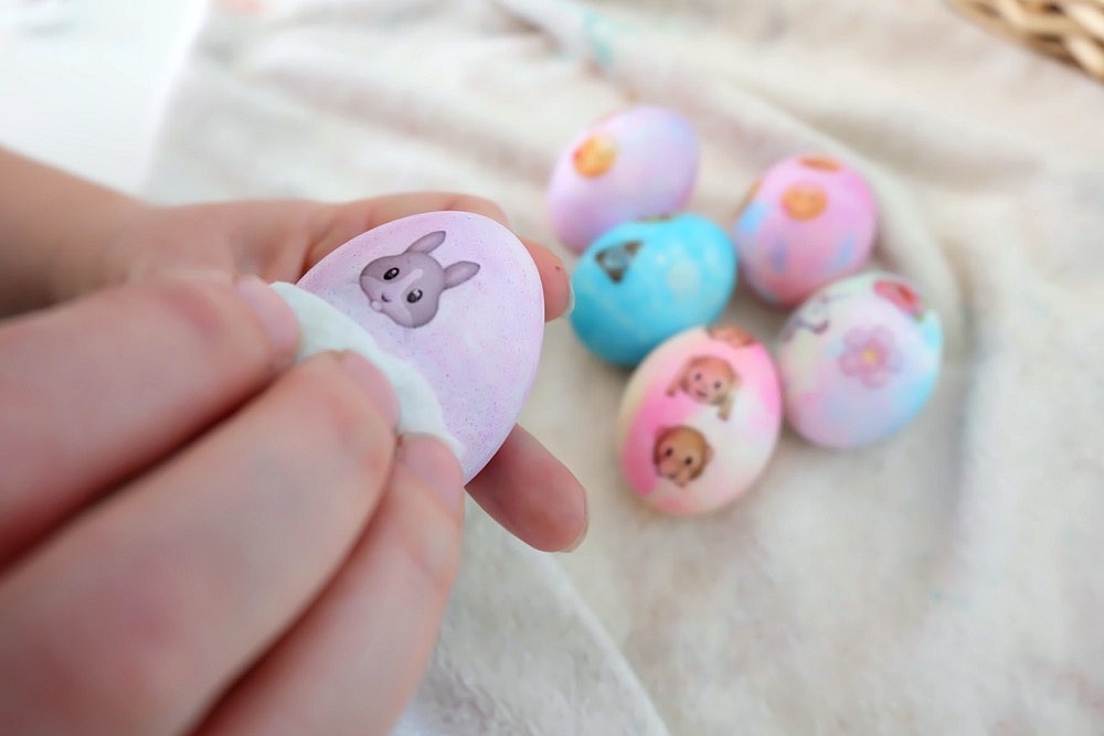 Hippity Hop! Easter is almost here and this fun project is perfect for the holiday! Make adorable DIY Emoji Easter Eggs with this fun tutorial that kids will love to craft! Shares instructions for dying the eggs with whipped cream and food coloring as well as applying the emojis with printable temporary tattoo paper! Includes the free printable too! #Easter #emojis #kidscrafts