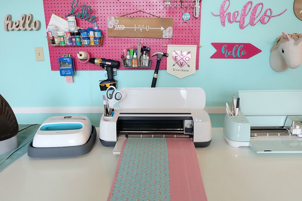 Bust out those fabric scraps and whip up this quick and easy sewing project! This 10 Minute Fabric Headband Sewing Tutorial will have you making a super cute hair accessory in minutes! Create this sewing project using the Cricut Maker. Also learn why a Cricut is the perfect tool if you are in a craft slump or want to learn to craft! #Cricut #sewing #hairaccessories #diy 