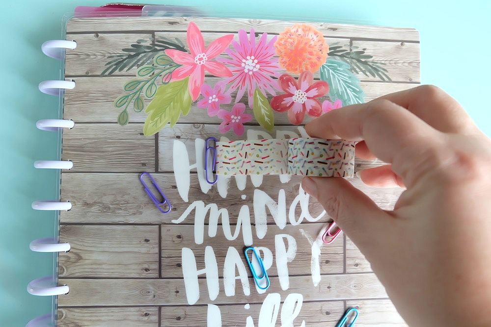 Planner addicts unite with this adorable and easy 5 minute DIY Washi Tape Planner Clips Tutorial. Turn paper clips and washi tape into adorable bookmarks to decorate your Happy Planner or bullet journal. You will love this fun craft project with simple step by step photos! #happyplanner #washitape #crafts #DIY