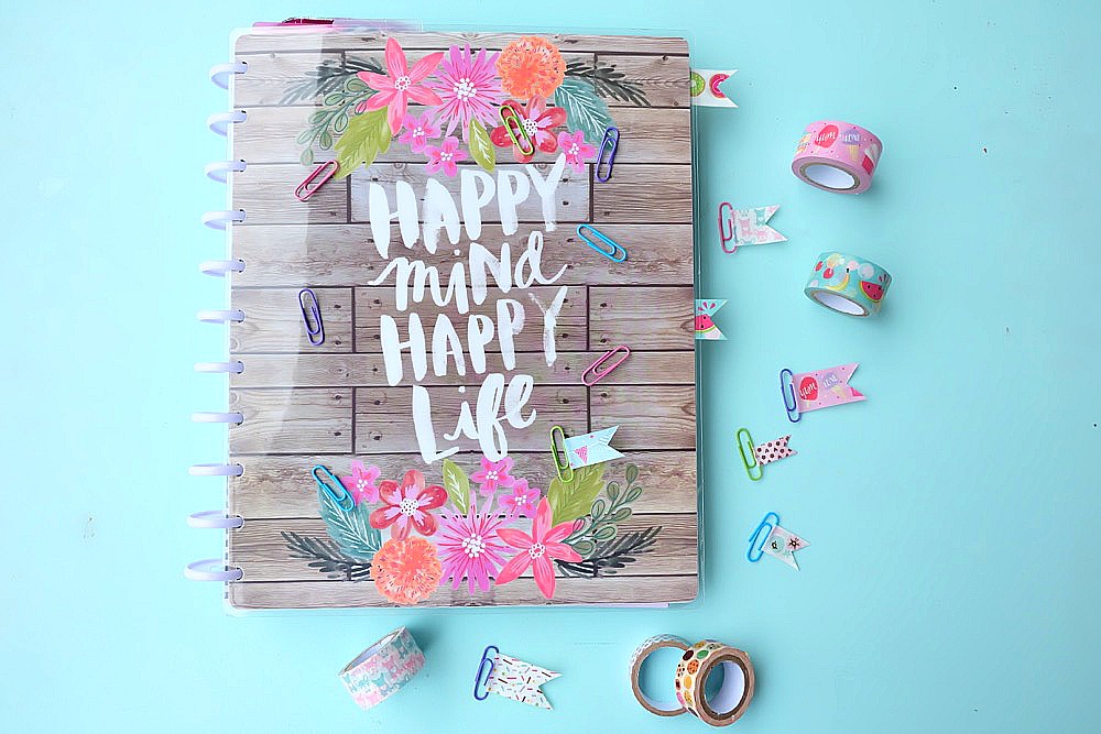 Planner addicts unite with this adorable and easy 5 minute DIY Washi Tape Planner Clips Tutorial. Turn paper clips and washi tape into adorable bookmarks to decorate your Happy Planner or bullet journal. You will love this fun craft project with simple step by step photos! #happyplanner #washitape #crafts #DIY