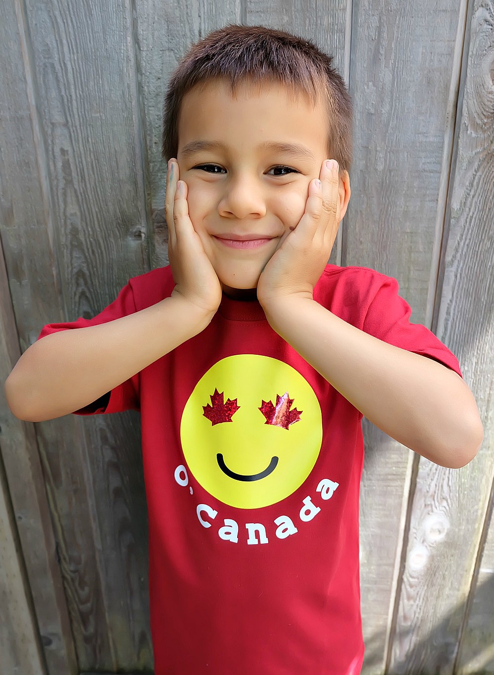 Celebrate your Canadian Patriotism and your love for emojis with one super cute shirt! This DIY Canada Emoji Shirt has maple leafs for the eyes and is perfect for Canada Day. Includes step by step instructions and photos along with the cut file. Perfect for making with your Cricut Explore Air or your Cricut Maker. Get crafting! #CricutMade #emojis #Cricut #CanadaDay #DIY 