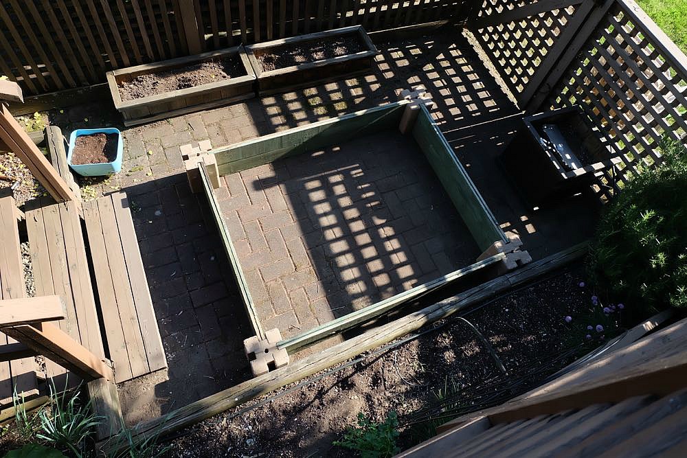 Easy step by step instructions for how to build a DIY Planter Box to fit in any space in less than an hour. #Gardening #BackyardGardening #PatioGardening #SmallSpaceGardening
