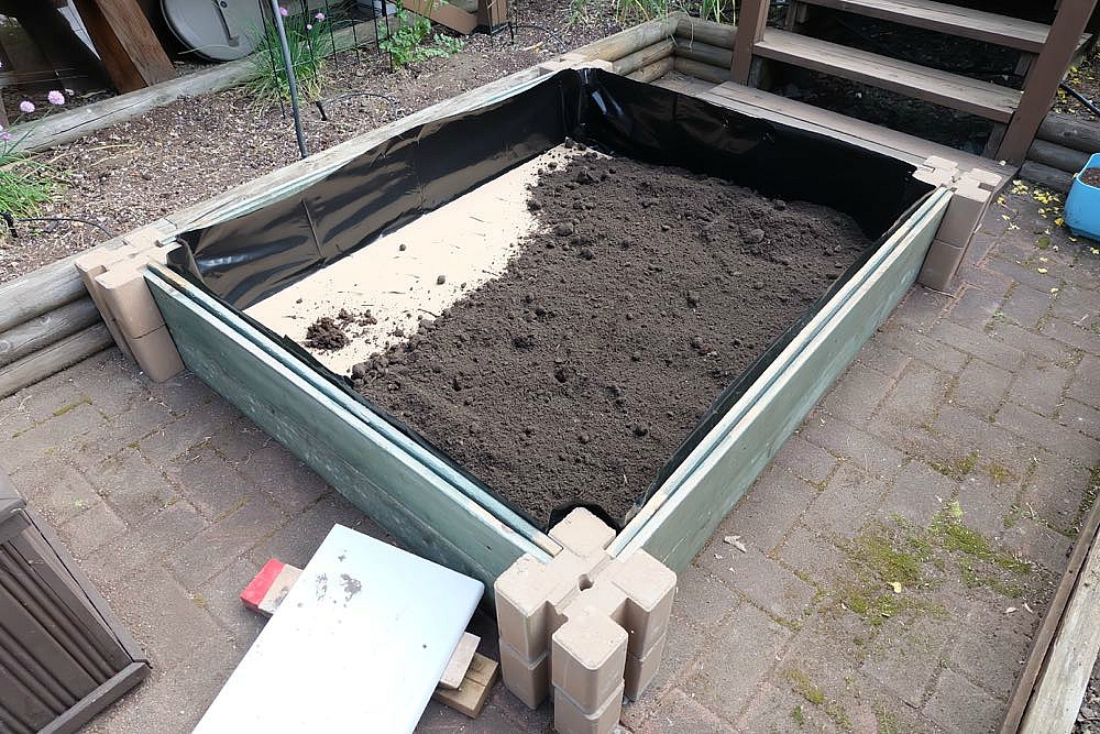 Easy step by step instructions for how to build a DIY Planter Box to fit in any space in less than an hour. #Gardening #BackyardGardening #PatioGardening #SmallSpaceGardening