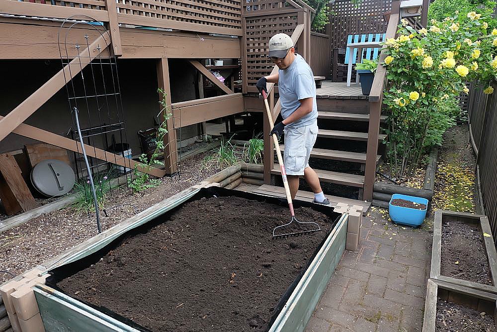 Easy step by step instructions for how to build a DIY Planter Box to fit in any space in less than an hour. #Gardening #BackyardGardening #PatioGardening #SmallSpaceGardening