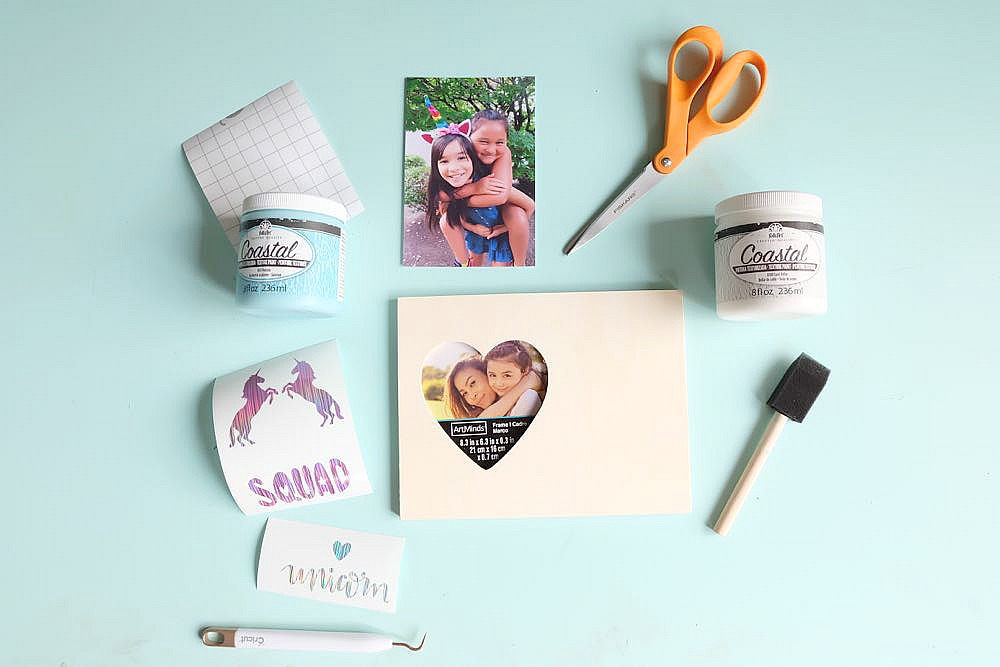 Throwing a unicorn themed birthday party? This DIY Unicorn Picture Frame double as a birthday party craft and a party favor idea! Do a photo shoot with the birthday child with each of their friends to put inside. An easy and inexpensive idea! #BirthdayParty #cricut #Unicorns #DIY