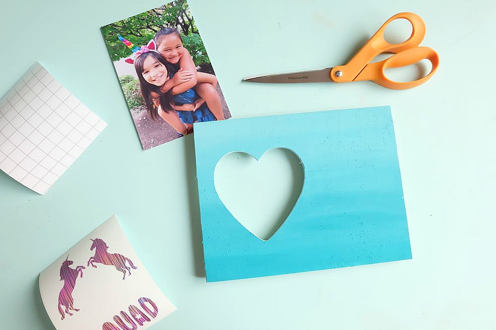 Throwing a unicorn themed birthday party? These DIY Unicorn Picture Frames double as a birthday party craft and a party favor idea! Do a photo shoot with the birthday child with each of their friends to put inside. An easy and inexpensive idea! #BirthdayParty #cricut #Unicorns #DIY