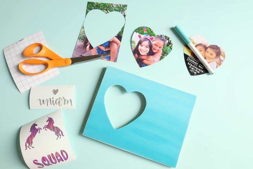 Throwing a unicorn themed birthday party? These DIY Unicorn Picture Frames double as a birthday party craft and a party favor idea! Do a photo shoot with the birthday child with each of their friends to put inside. An easy and inexpensive idea! #BirthdayParty #cricut #Unicorns #DIY