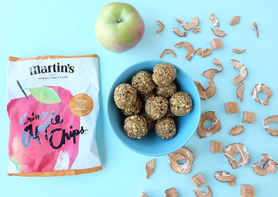 The perfect 5 minute prep snack idea! This caramel apple no bake energy bites recipe is delicious, nutritious and perfect for school lunches. Packed with protein these nut free bliss balls are a family friendly snack idea. Get the kids to help make this easy snack recipe! #Recipe #Apples #AppleRecipe #SnackIdea #Sponsored