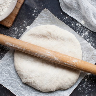 Looking for a delicious dinner idea? Try this 5 minute prep easy pizza dough recipe! Prep your dough in minutes and get the kids cooking with you rolling out there dough and picking their toppings! Makes a super yummy thin crust pizza that your whole family will love! #Recipes #Pizza #Easy #30minutemeal