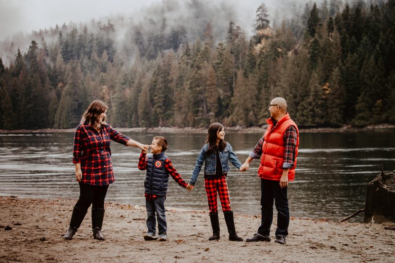Drop the excuses! We want more moms to get in front of the camera! We're sharing 3 low cost or free ways to get fabulous family photos taken! Trust us! You'll love these family photo ideas! #photography #familyphotos #familyphotoideas 