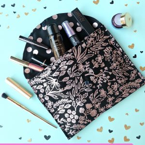 This 15 minutes sewing project is going to rock your socks off! Learn how to make a gorgeous DIY Makeup Bag (which would also make the cutest envelope purse). This is an easy Cricut Maker sewing project that is perfect for beginners. Hello Creative Family provides step by step photos and instructions. This would make a thoughtful handmade gift for girlfriends, Mother's Day or teacher appreciation. #Sponsored #CricutMaker #CricutProject #sewing #Cricut