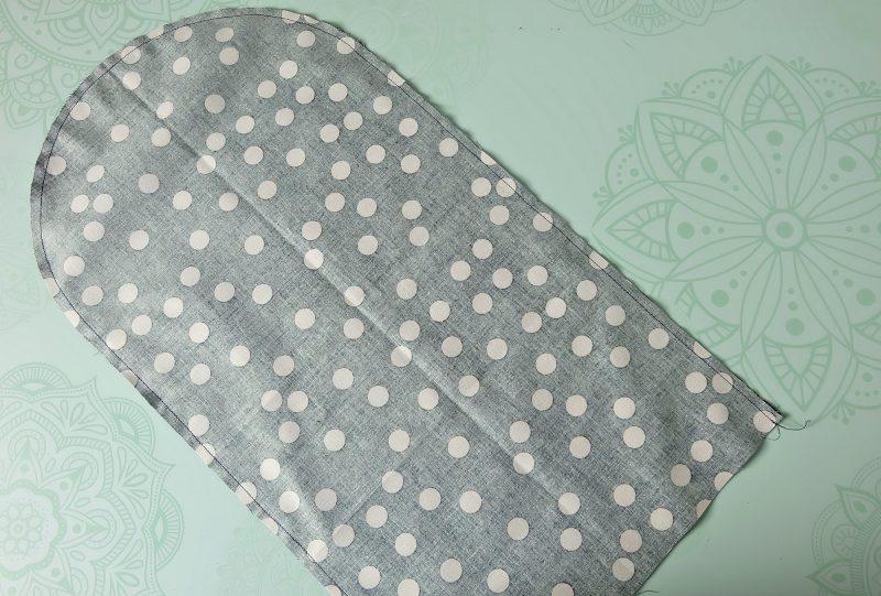 This 15 minutes sewing project is going to rock your socks off! Learn how to make a gorgeous DIY Makeup Bag (which would also make the cutest envelope purse). This is an easy Cricut Maker sewing project that is perfect for beginners. Hello Creative Family provides step by step photos and instructions. This would make a thoughtful handmade gift for girlfriends, Mother's Day or teacher appreciation. #Sponsored #CricutMaker #CricutProject #sewing #Cricut