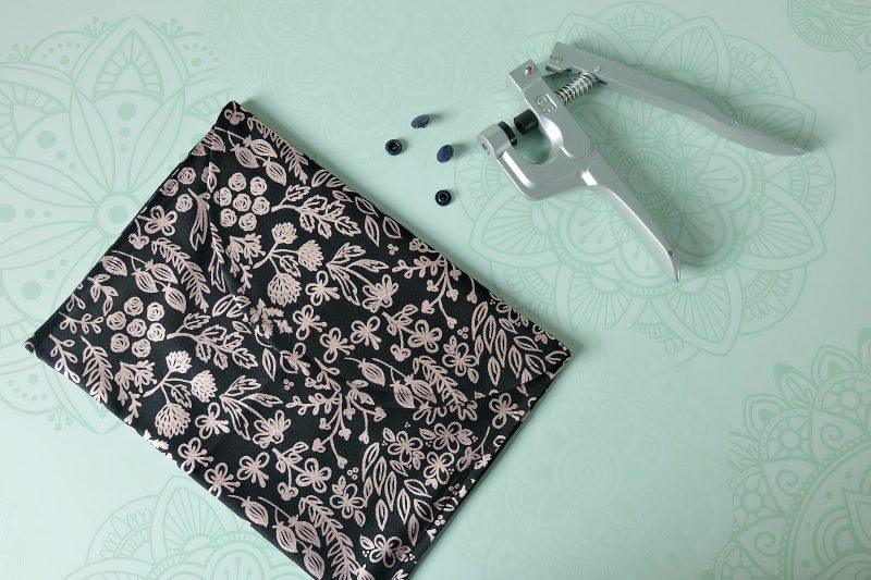 This 15 minutes sewing project is going to rock your socks off! Learn how to make a gorgeous DIY Makeup Bag (which would also make the cutest envelope purse). This is an easy Cricut Maker sewing project that is perfect for beginners. Hello Creative Family provides step by step photos and instructions. This would make a thoughtful handmade gift for girlfriends, Mother's Day or teacher appreciation. #Sponsored #CricutMaker #CricutProject #sewing #Cricut