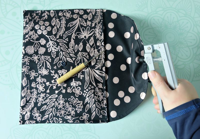 This 15 minutes sewing project is going to rock your socks off! Learn how to make a gorgeous DIY Makeup Bag (which would also make the cutest envelope purse). This is an easy Cricut Maker sewing project that is perfect for beginners. Hello Creative Family provides step by step photos and instructions. This would make a thoughtful handmade gift for girlfriends, Mother's Day or teacher appreciation. #Sponsored #CricutMaker #CricutProject #sewing #Cricut
