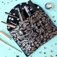 This 15 minutes sewing project is going to rock your socks off! Learn how to make a gorgeous DIY Makeup Bag (which would also make the cutest envelope purse). This is an easy Cricut Maker sewing project that is perfect for beginners. Hello Creative Family provides step by step photos and instructions. This would make a thoughtful handmade gift for girlfriends, Mother's Day or teacher appreciation. #Sponsored #CricutMaker #CricutProject #sewing #Cricut