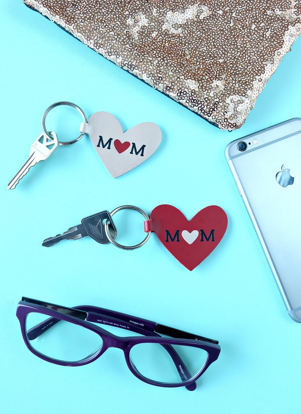 This quick and easy 10 minute Cricut project makes a great handmade gift for mom! Learn how to cut leather using your Cricut and make this DIY Leather Heart Mom Keychain! Includes a cut file as well as step by step photos including how to apply htv to leather! #MothersDay #CricutProject #handmadegift #Mom #Cricut