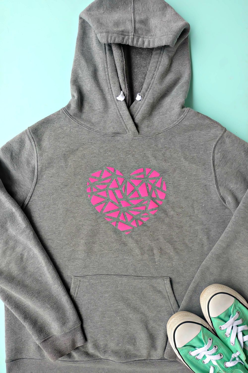 Looking for an easy Cricut beginner project? This 10 minute DIY geometric heart shirt is so cute and simple to make. A perfect first Cricut project or first htv project for those new to the Cricut world! #DIY #Cricut #CricutMade #handmade #geometricheart