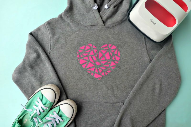 Looking for an easy Cricut beginner project? This 10 minute DIY geometric heart shirt is so cute and simple to make. A perfect first Cricut project or first htv project for those new to the Cricut world! #DIY #Cricut #CricutMade #handmade #geometricheart