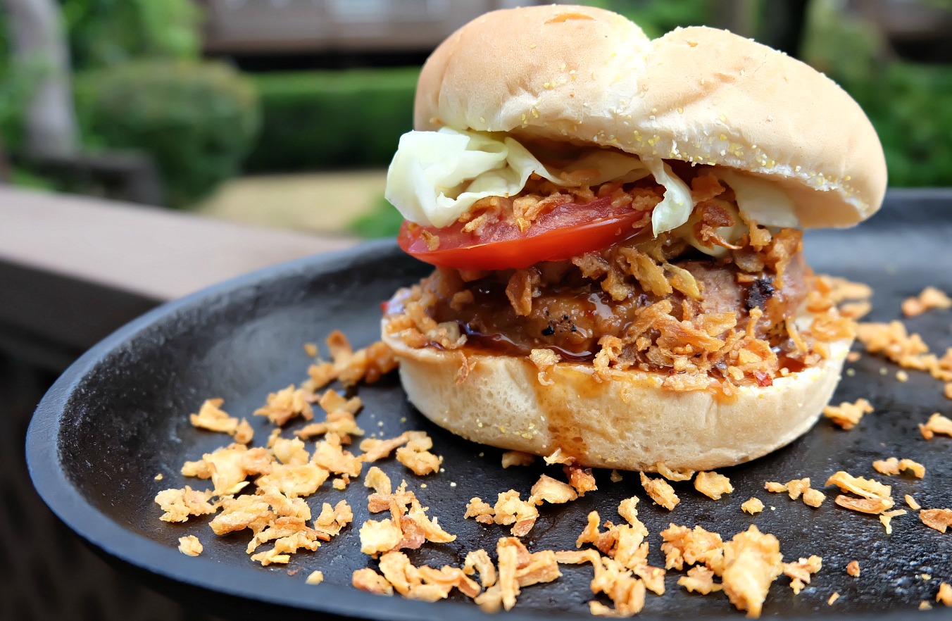 Fire up the BBQ and get out of the hot kitchen! We're sharing with you the best burger recipe you've ever tasted-- Our Hawaiian Turkey Burger Recipe. We're also sharing our secrets for making the juiciest turkey burger you've ever eaten. Juicy, flavorful and healthy you'll feel good about feeding this easy meal to your family! #Turkey #Burger #HawaiianFood #Recipe #Sponsored